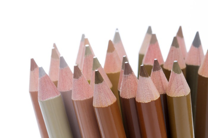 茶色の色鉛筆の写真
