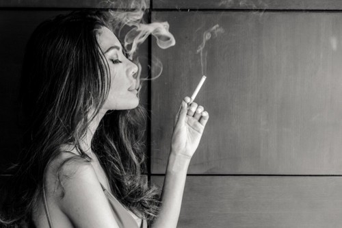 タバコを吸う女性