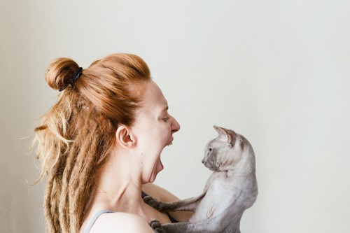 猫に叫ぶ女性