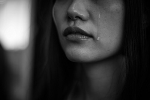 泣く女性