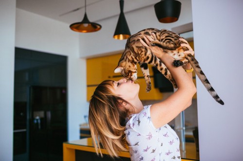 猫にキスする女性