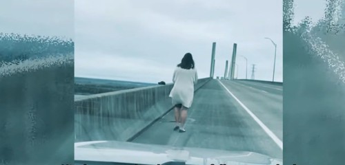 橋の上を歩く女性
