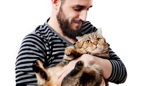 猫を抱く男性