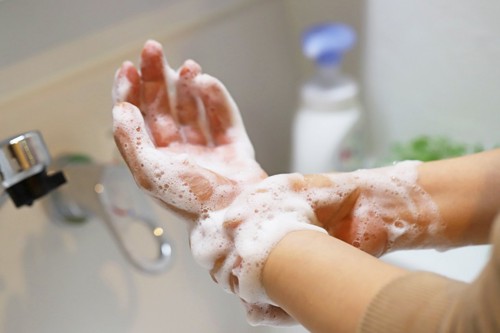 手を洗う人