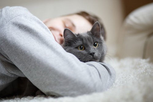 猫と寝る人