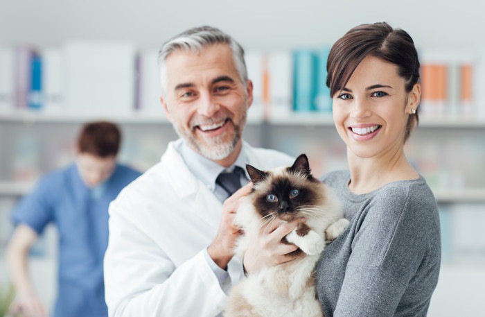 獣医師と女性と猫