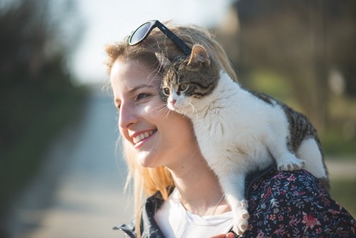 女性の肩にのる猫