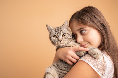 猫を抱っこする女の子
