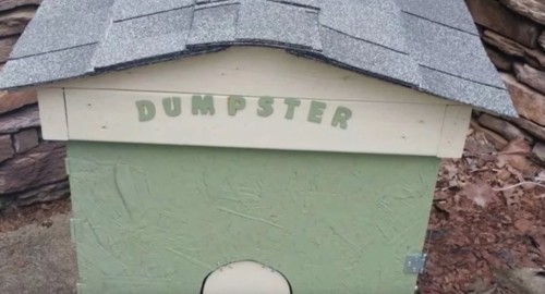 Dumpster と書かれた猫小屋