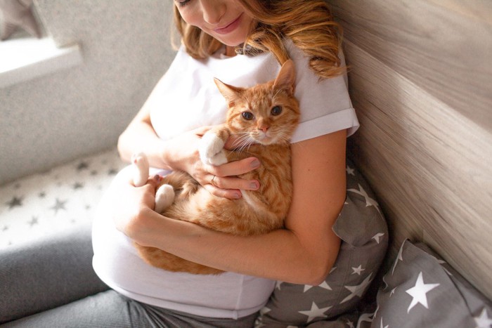 妊婦さんと猫