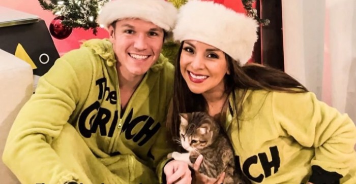クリスマスハットをかぶる男女とキジトラ猫