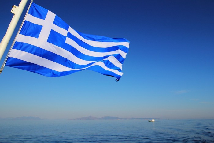 海とギリシャの国旗