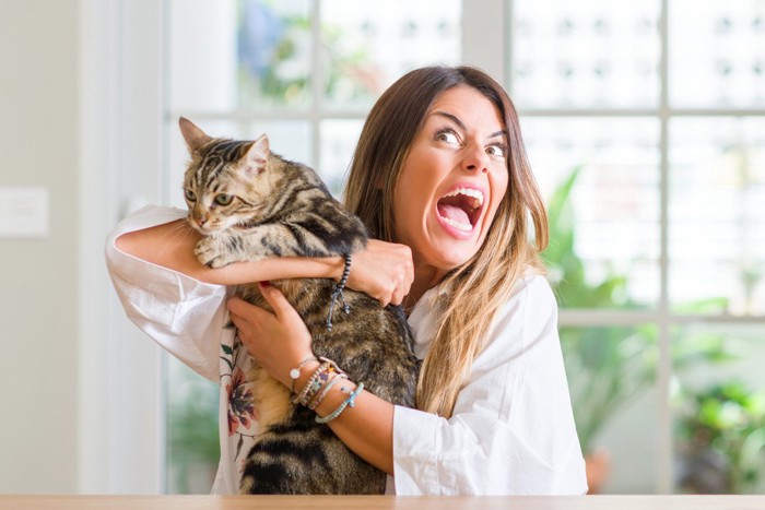 猫を叱る女性