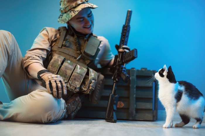 くつろぐ兵士と白黒猫