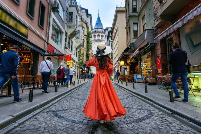 イスタンブールの街に立つ女性の後ろ姿