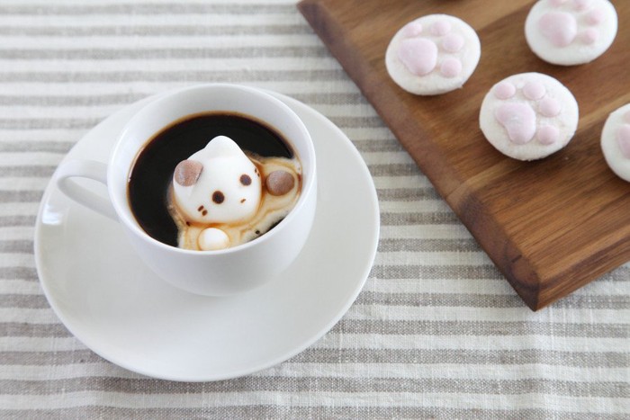 猫のマシュマロが浮いているコーヒー