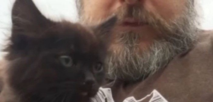 髭の男性と黒い猫
