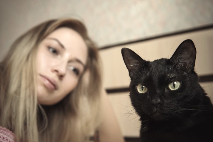 黒猫と女性