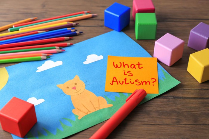 「自閉症って何？」と書かれたメモと猫の絵