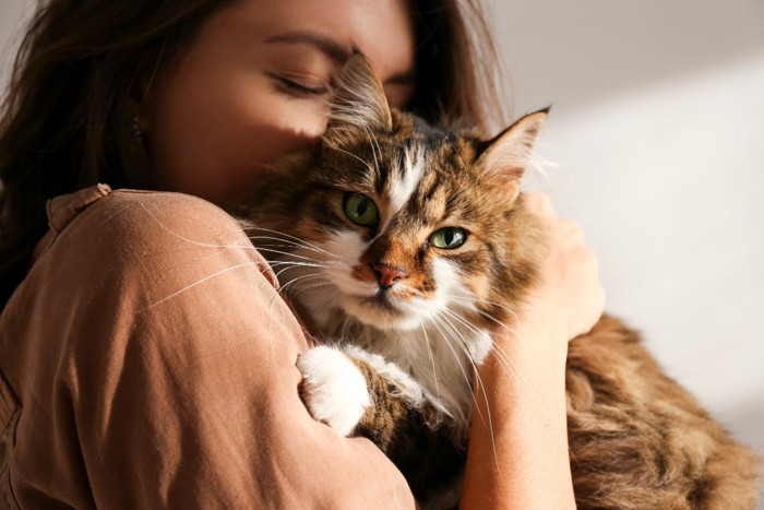 猫を抱きしめる女性
