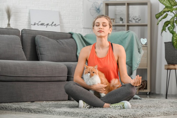 瞑想する女性と猫