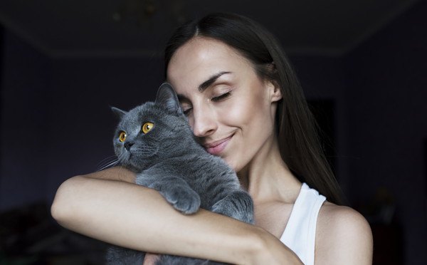 猫と女性