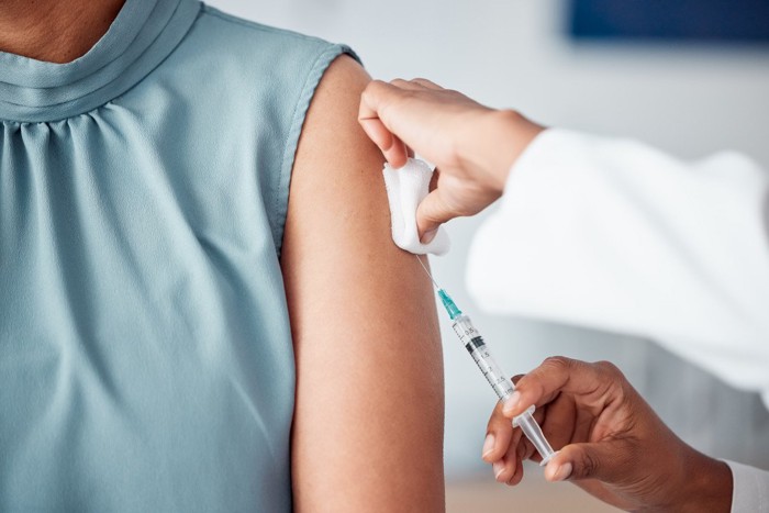 ワクチンを接種される女性