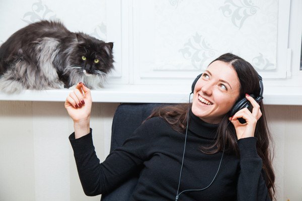 音楽をきく女性と猫