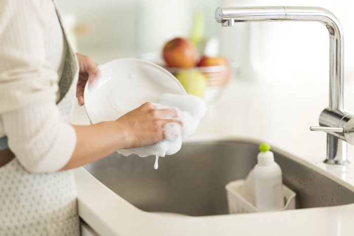 食器を洗う女性の手