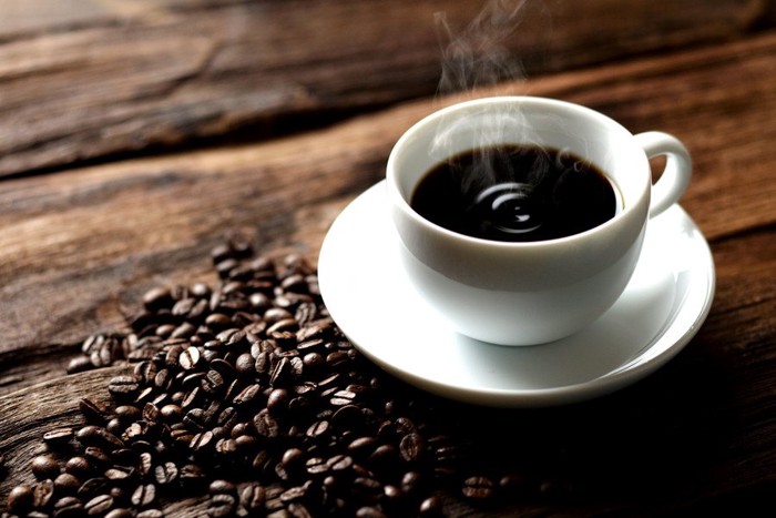 コーヒー豆と湯気の出るコーヒー