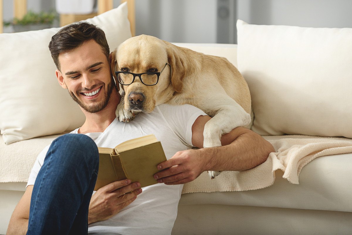 犬に『本の読み聞かせ』は効果あり？4つのメリットと正しい方法