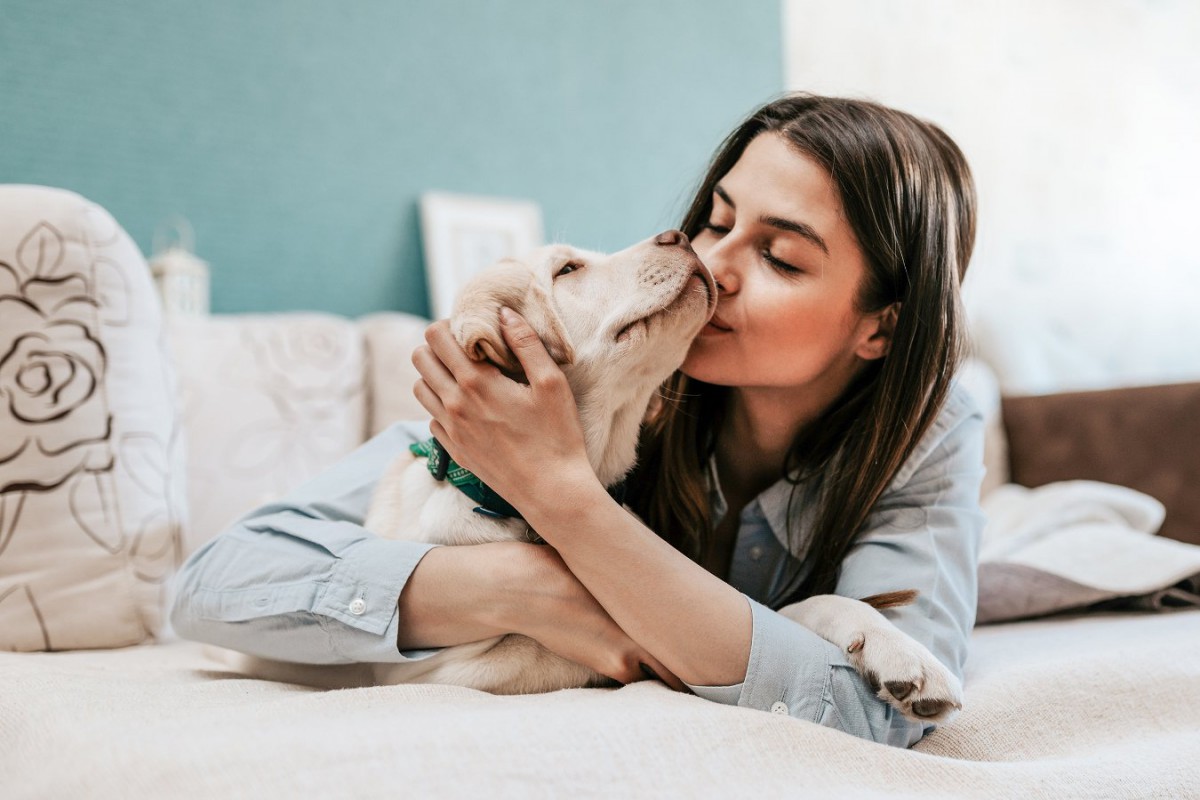 犬にするべきではない『過度な愛情表現』5選！過保護は病気やトラブルを招く原因にも？