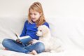 子供が犬に本を読み…の画像