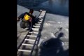 凍った池に落ちた犬…の画像