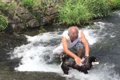 父は川へ（犬を）洗…の画像