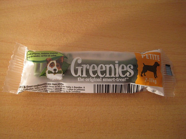 グリニーズは噛んで歯磨きできる歯ブラシ型の犬用ガム！評価口コミ
