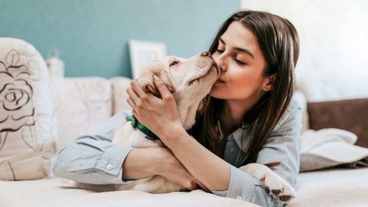 犬にするべきではない『過度な愛情表現』5選！過保護は病気やトラブルを招く原因にも？