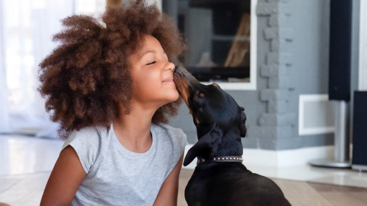 犬が飼い主にキスをしてくる心理5選♡注意すべきことは？