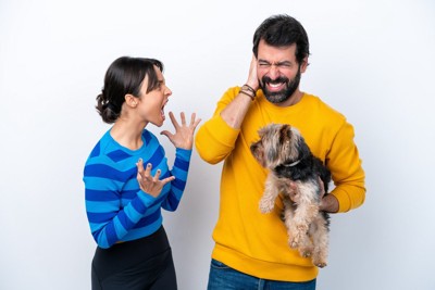 犬を抱く男性を怒鳴りつける女性