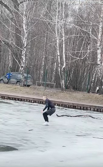 氷の上に走り出る男性