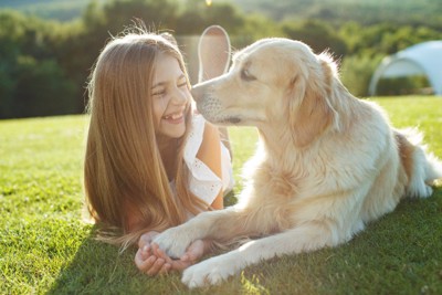 笑顔の女の子と犬