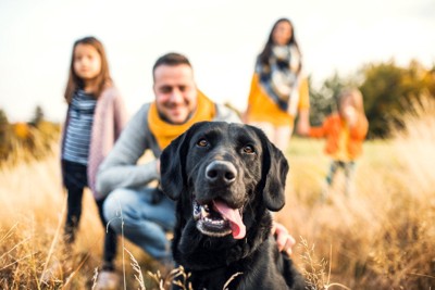 幸せそうな犬と家族