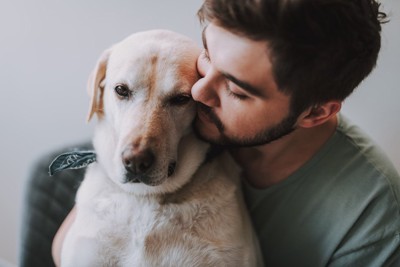 犬にキスする男性