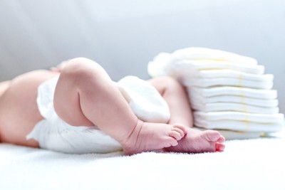 赤ちゃんの足とオムツ