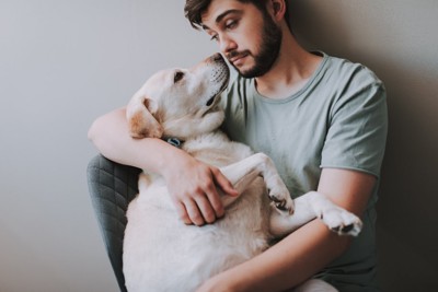 犬を抱きしめる男性