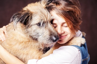 犬を抱きしめる女性