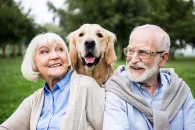 笑顔の犬と老夫婦