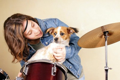 ドラムに困惑する犬