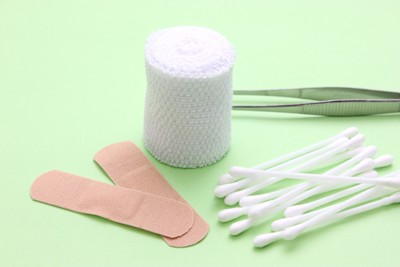 包帯や絆創膏などの治療につかう道具