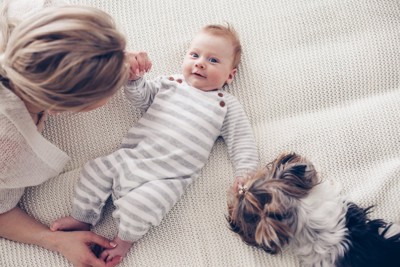 赤ちゃんと母親と犬